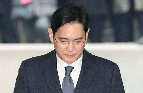 운명의 실질심사 앞두고 먼저 특검으로      (서울=연합뉴스) 김현태 기자 = 뇌물공여 등 혐의를 받는 이재용 삼성전자 부회장이 두 번째 구속영장 심사를 앞둔 16일 오전 서울 대치동 특별검사 사무실에 도착하고 있다. 2017.2.16      mtkht@yna.co.kr   (끝)